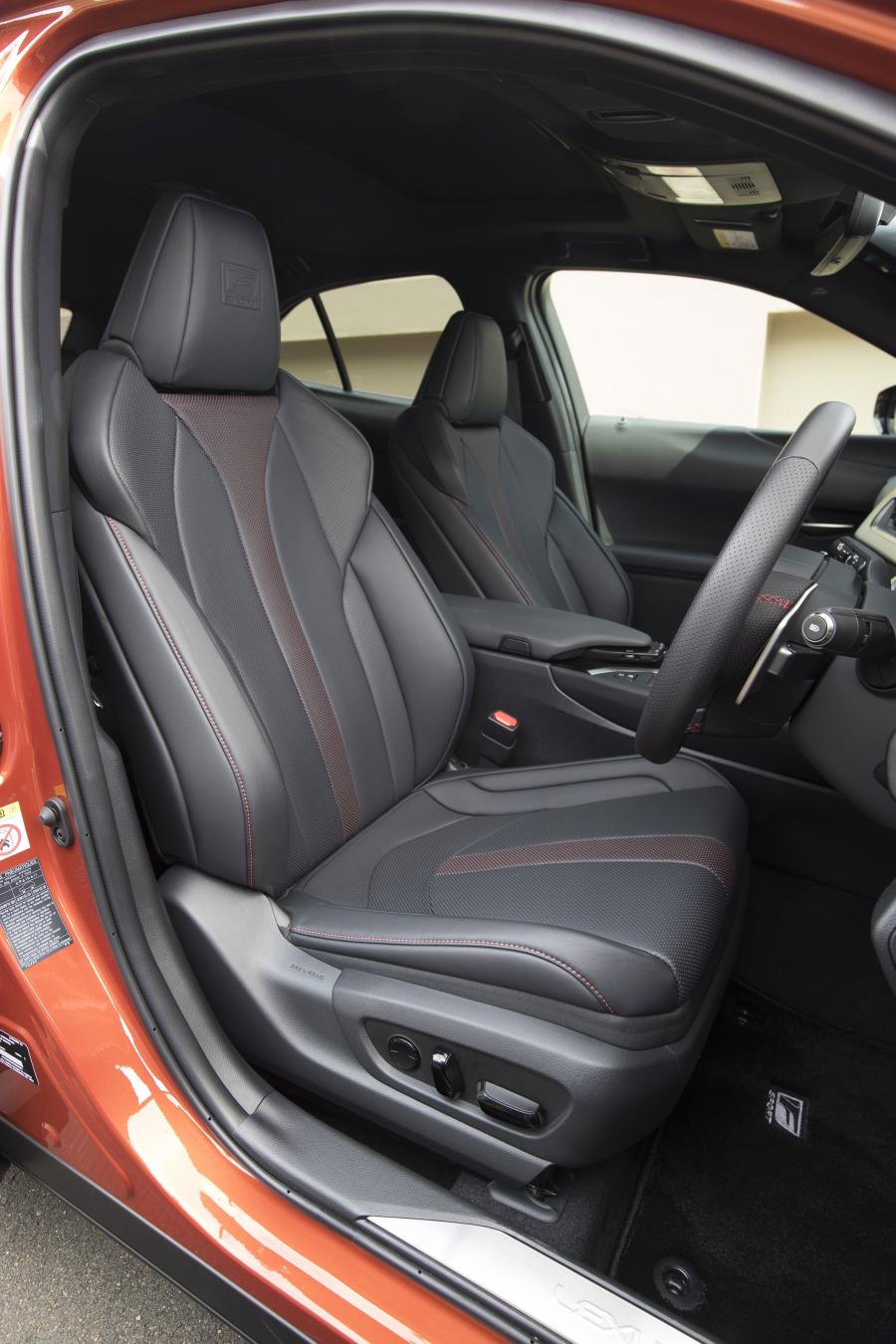 Интерьер Lexus UX250h F-Sport 2019 года  (AU) (фото 2 из 8)